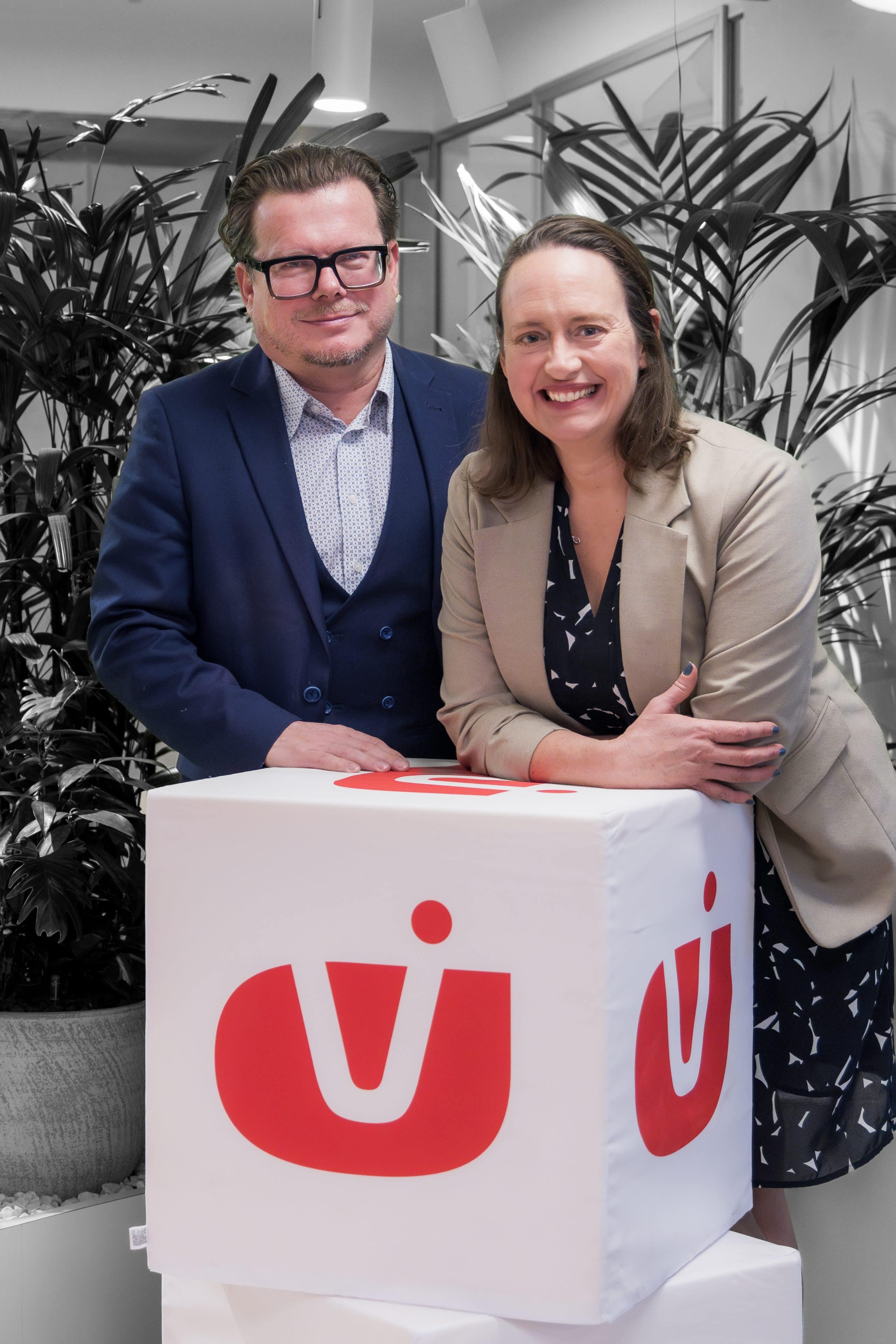 Geschäftsführungsduo Claus Hofer und Jutta Löffler bei einem Fotoshooting