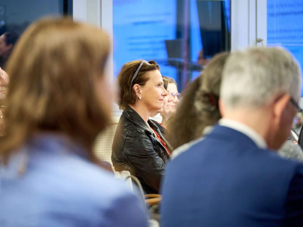 Eine Zuhörerin beim Club der Aufsichtsrätinnen