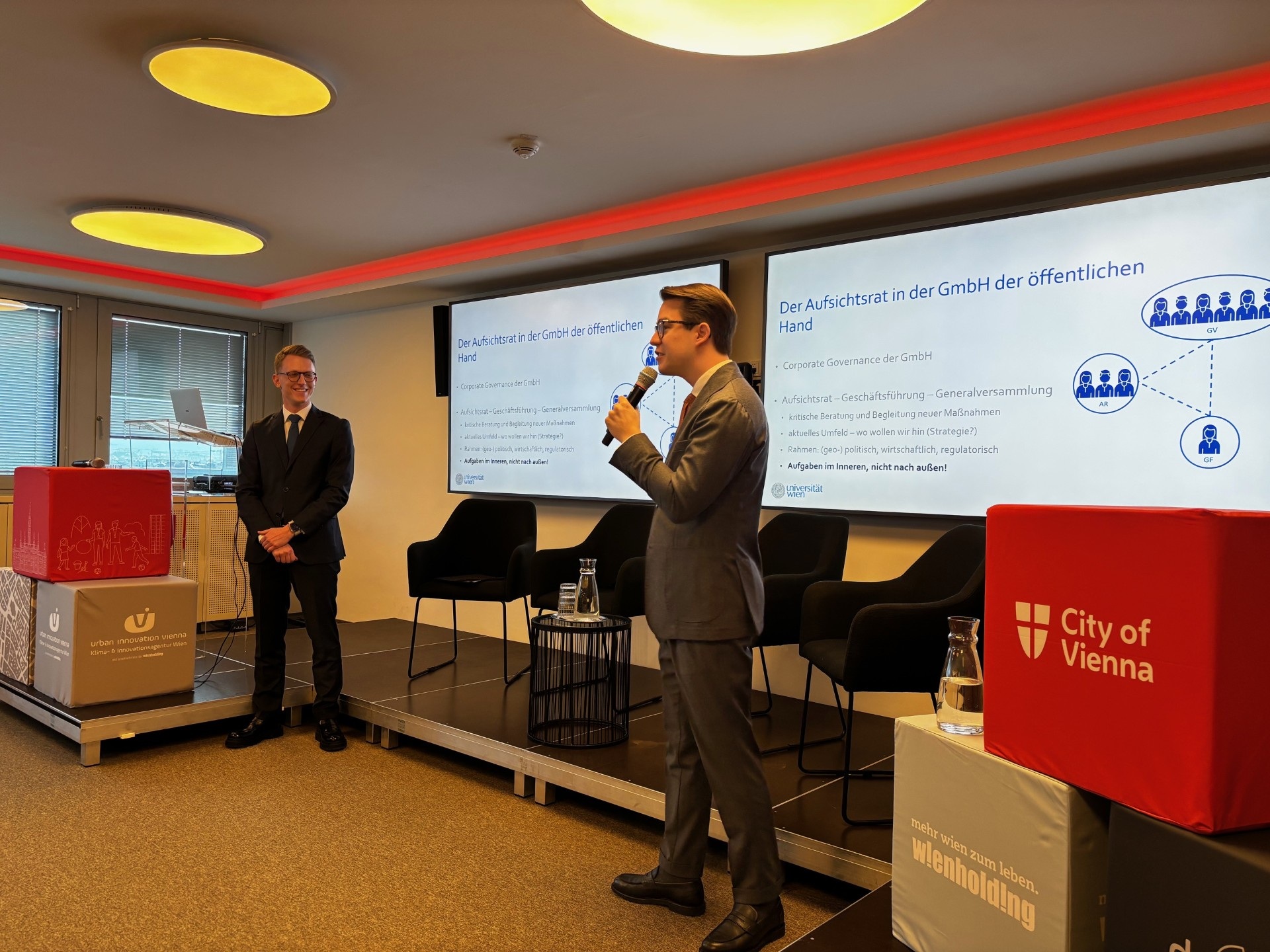 Die Juristen Tokic und Ewerz bei ihrem Vortrag