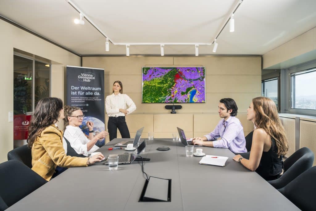 Das Team des Vienna Geospace Hub bei einem Meeting