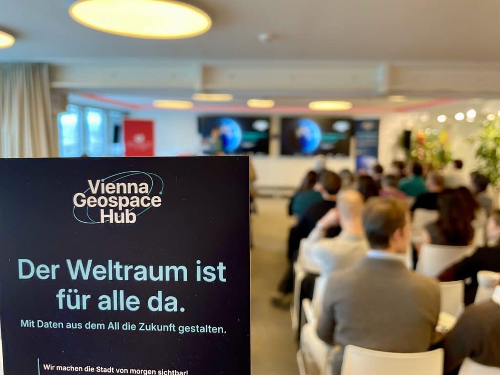 Die Bühne beim Kick-off-Event mit Gästen im Publikum