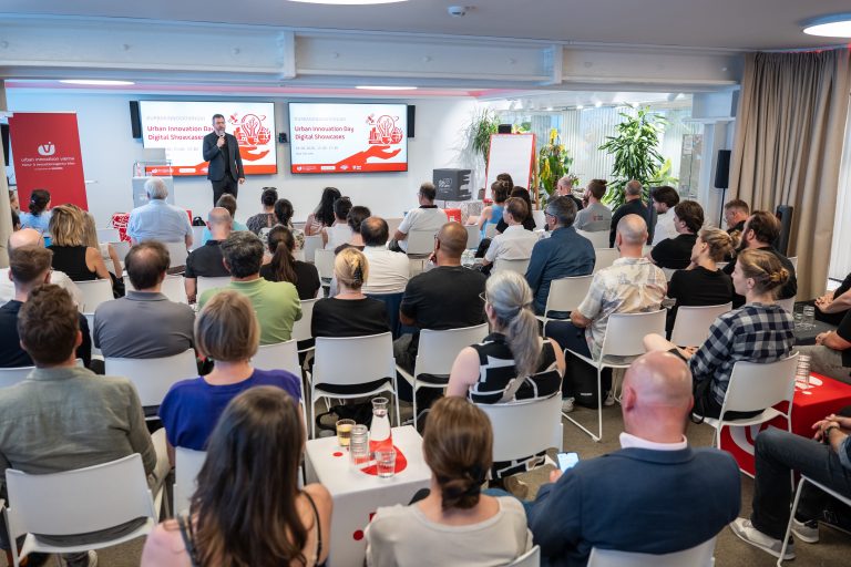 Gäste bei der Eröffnung des Urban Innovation Day im forum