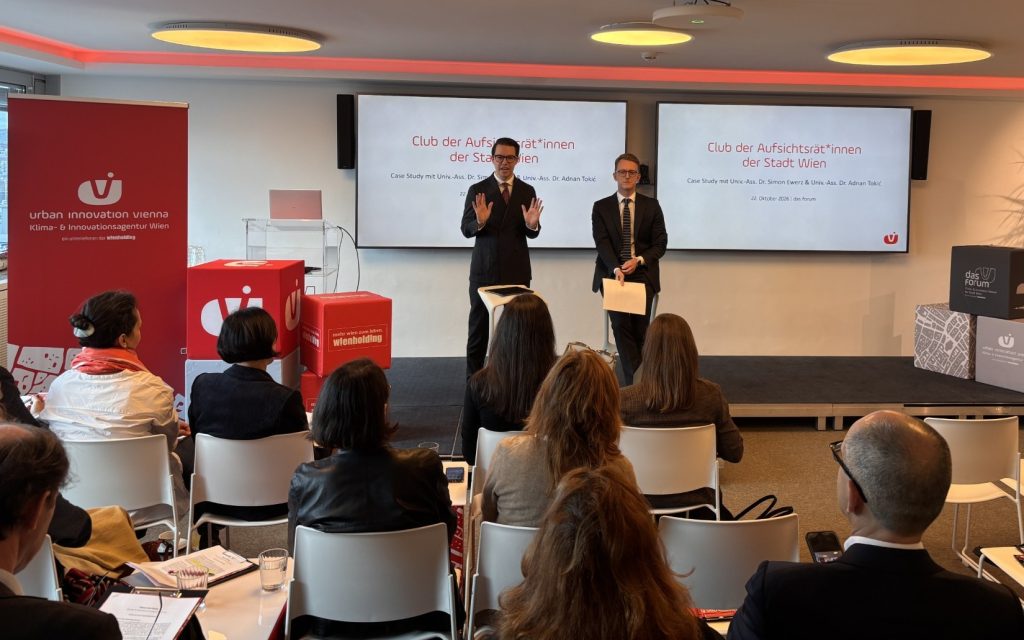 Die Vortragenden Ewerz und Tokic auf der Bühne bei der Case Study